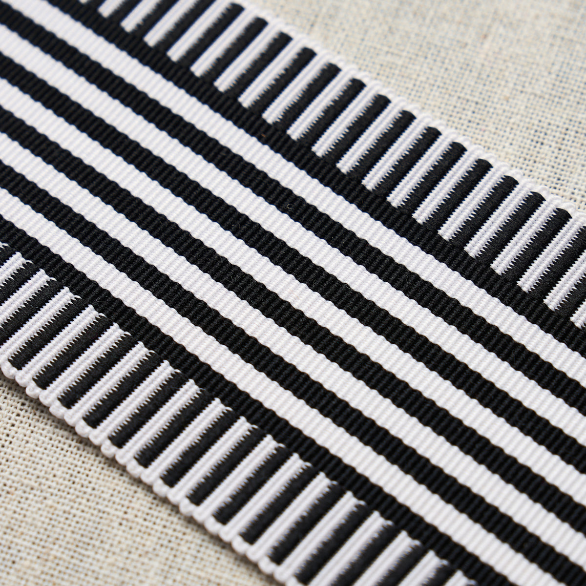 KEKET-STRIPE-TAPE-BLACK-SCHUMACHER-81692 - Schumacher Recortar