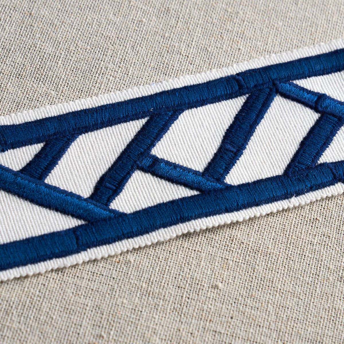 BAMBOO-TRELLIS-TAPE-BLUE-SCHUMACHER-81742 - Schumacher Recortar