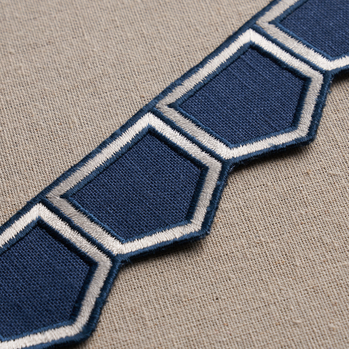 HONEYCOMB-TRIM-BLUE-SCHUMACHER-81751 - Schumacher Recortar
