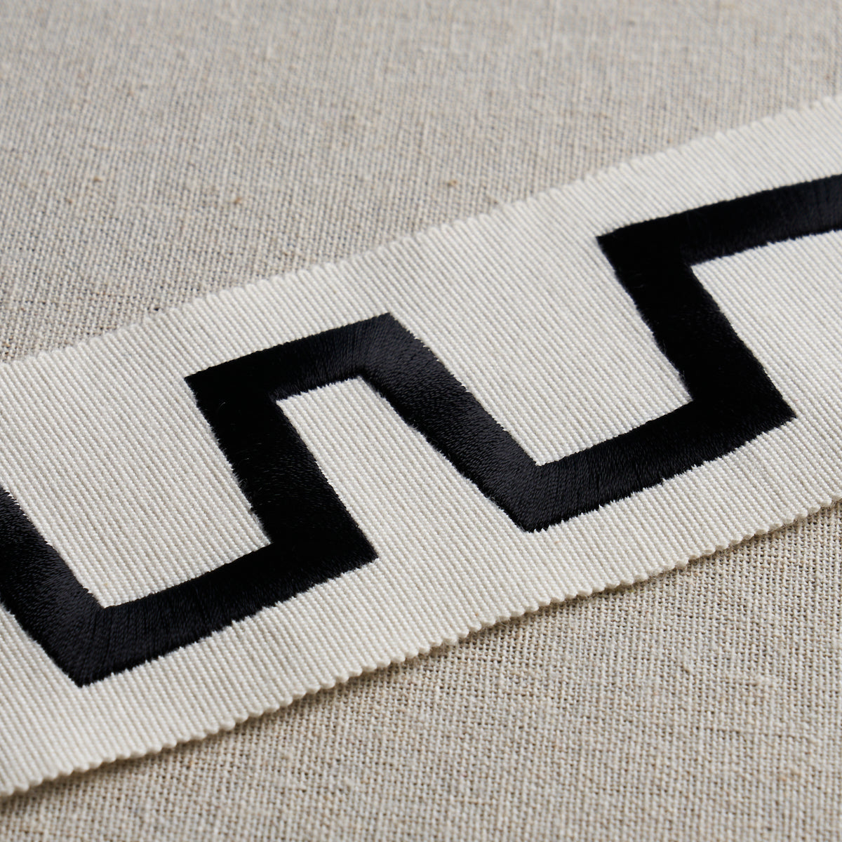 CORBU-TAPE-BLACK-SCHUMACHER-81770 - Schumacher Recortar