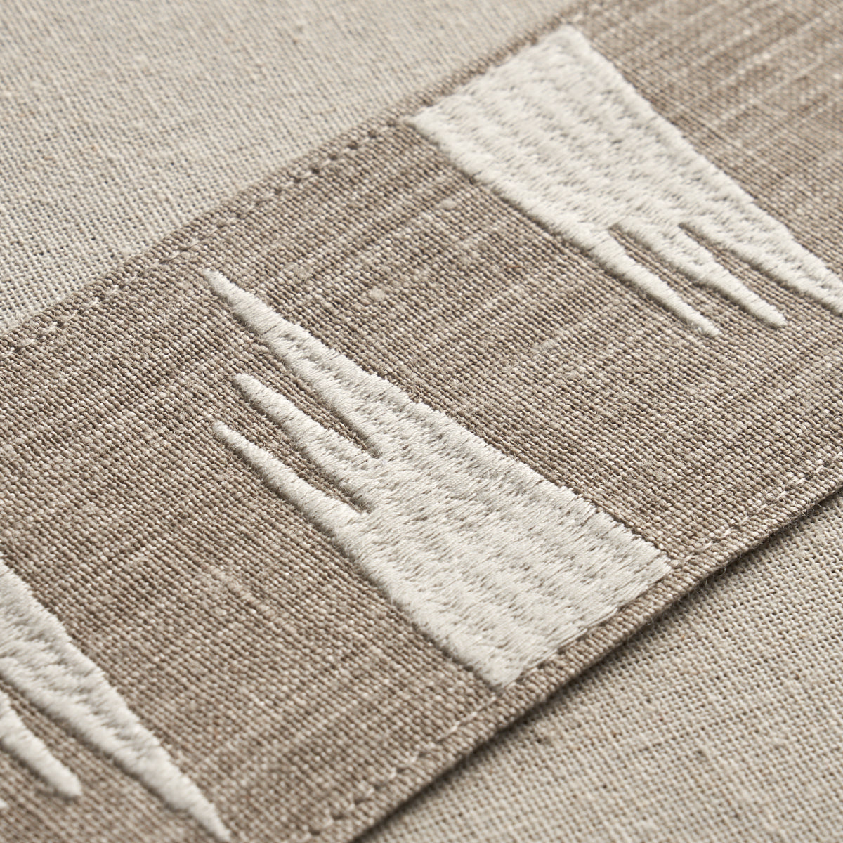 TUTSI-TRIM-TAUPE-SCHUMACHER-81780 - Schumacher Trim