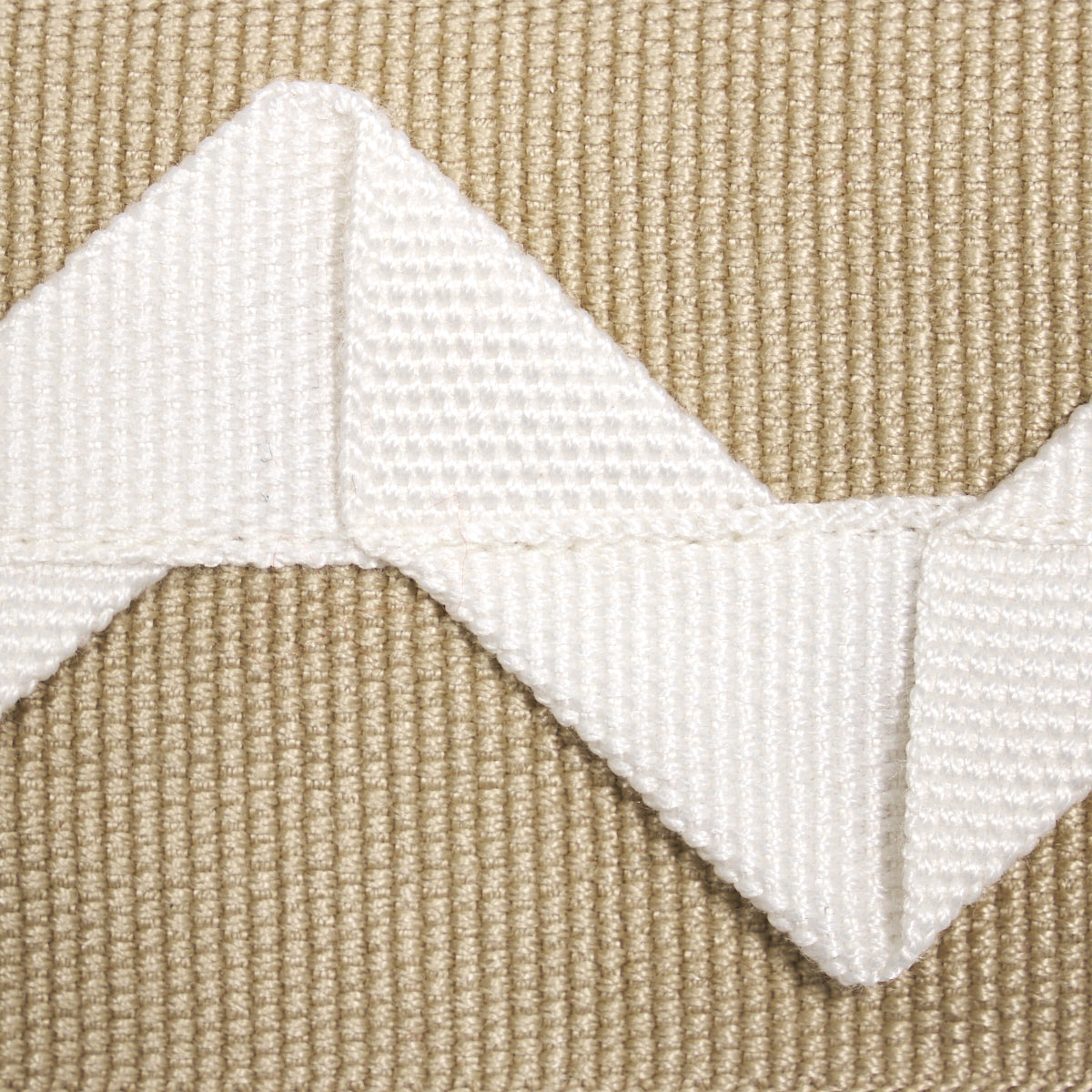 LAZARE-APPLIQU-TAPE-IVORY-ON-NATURAL-SCHUMACHER-82242 - Schumacher Trim
