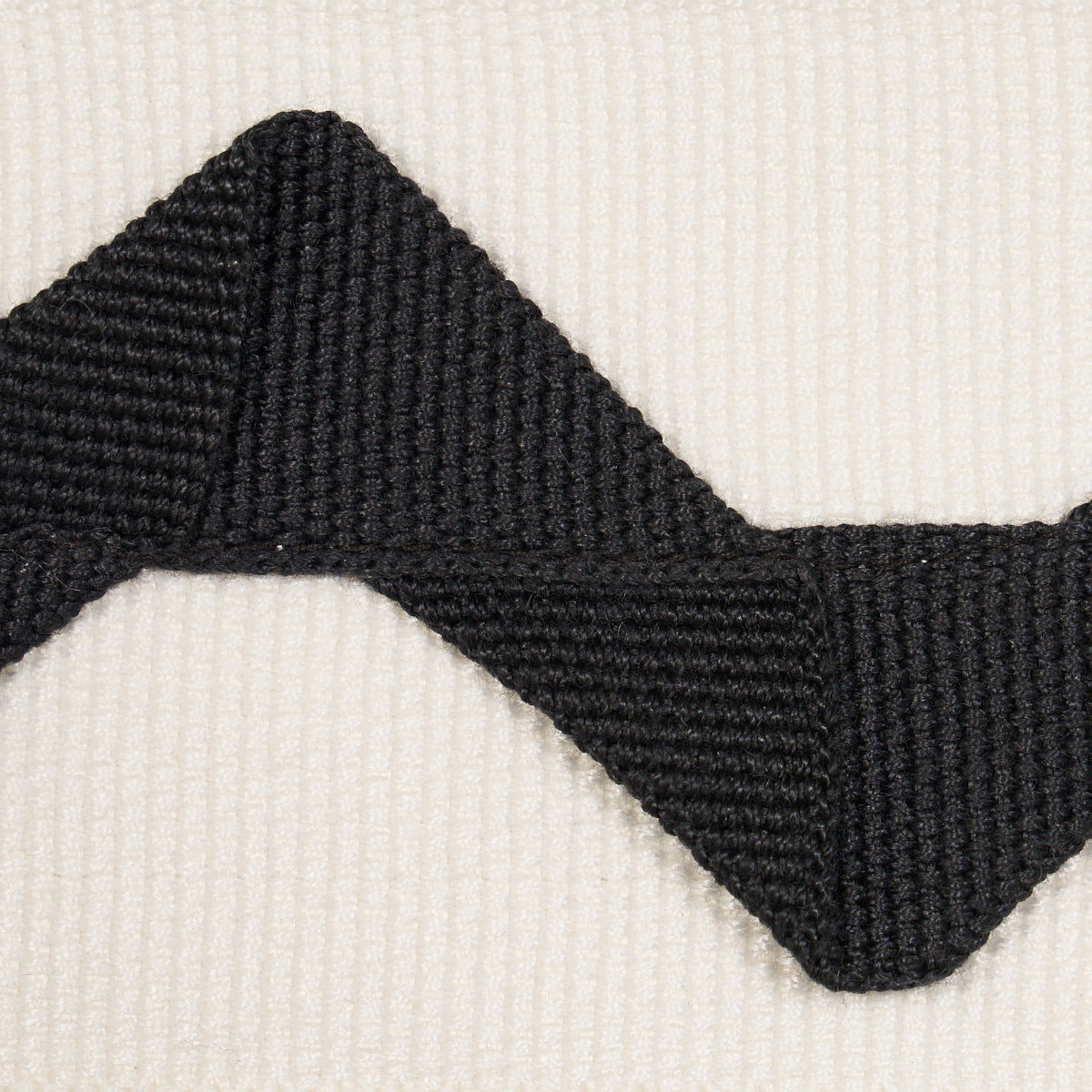 LAZARE-APPLIQU-TAPE-BLACK-ON-IVORY-SCHUMACHER-82243 - Schumacher Trim