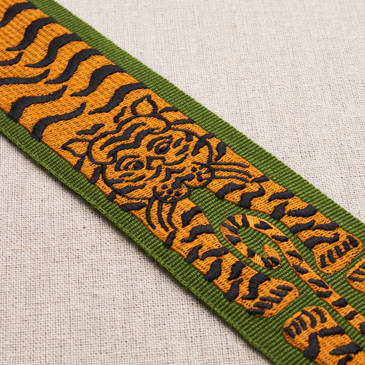 LE-TIGRE-EMBROIDERED-TRIM-GREEN-SCHUMACHER-82511 - Schumacher Trim