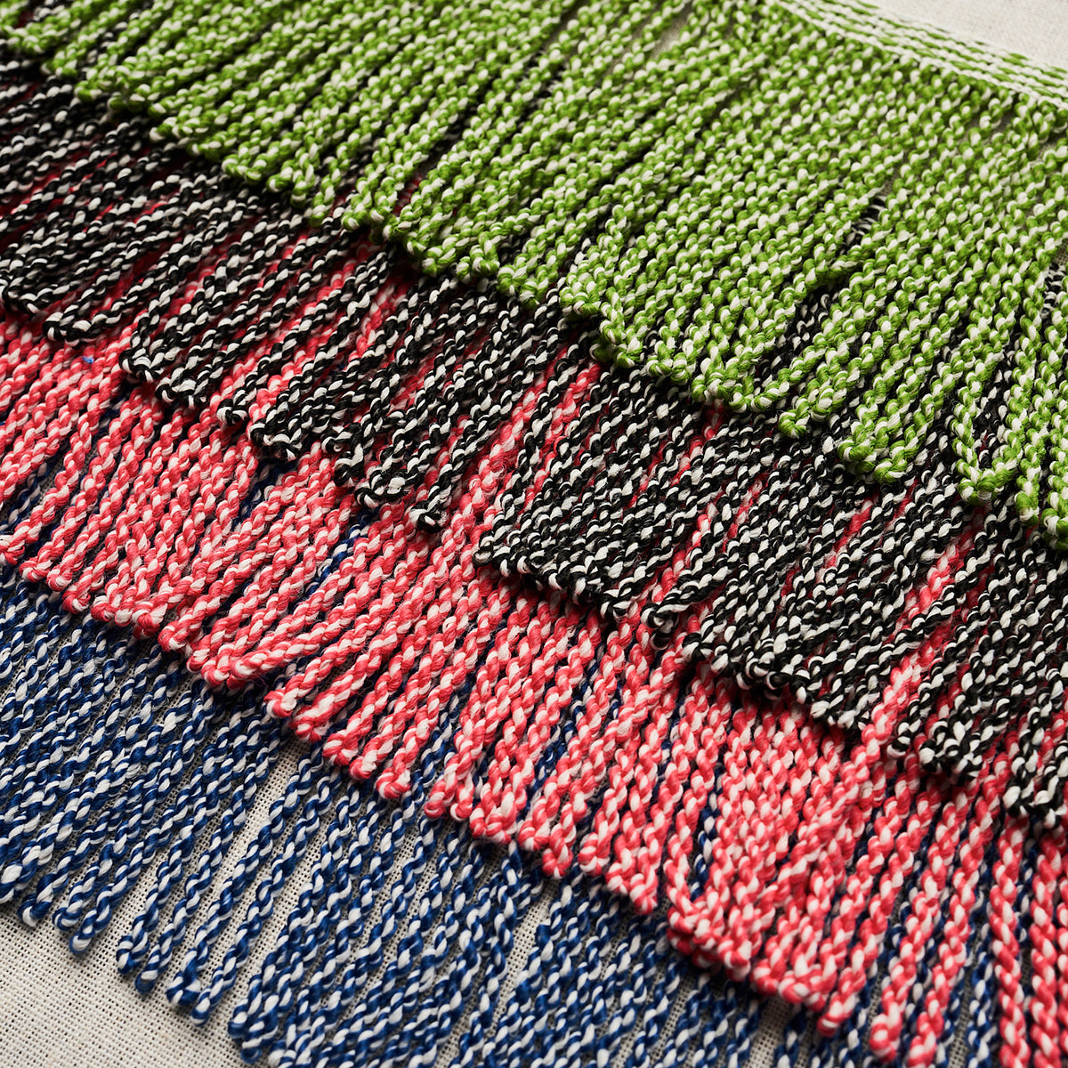OUTDOOR-BOULLION-FRINGE-TRIM-CORAL-SCHUMACHER-82832 - Schumacher Recortar