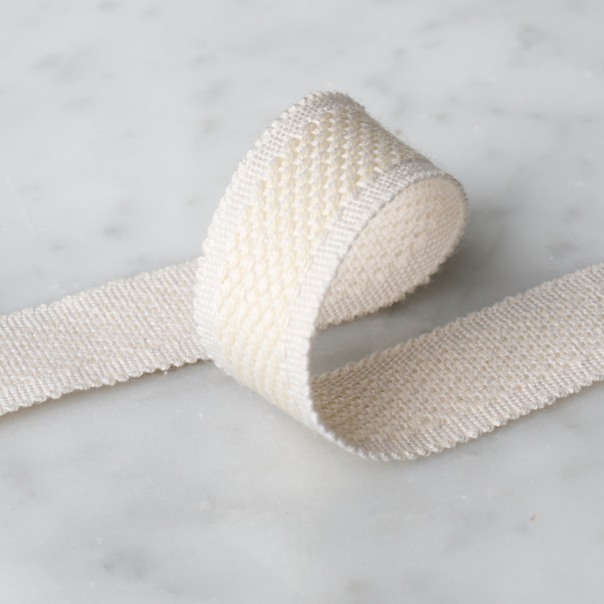 CARDIFF-TAPE-MEDIUM-IVORY-SCHUMACHER-83390 - Schumacher Recortar