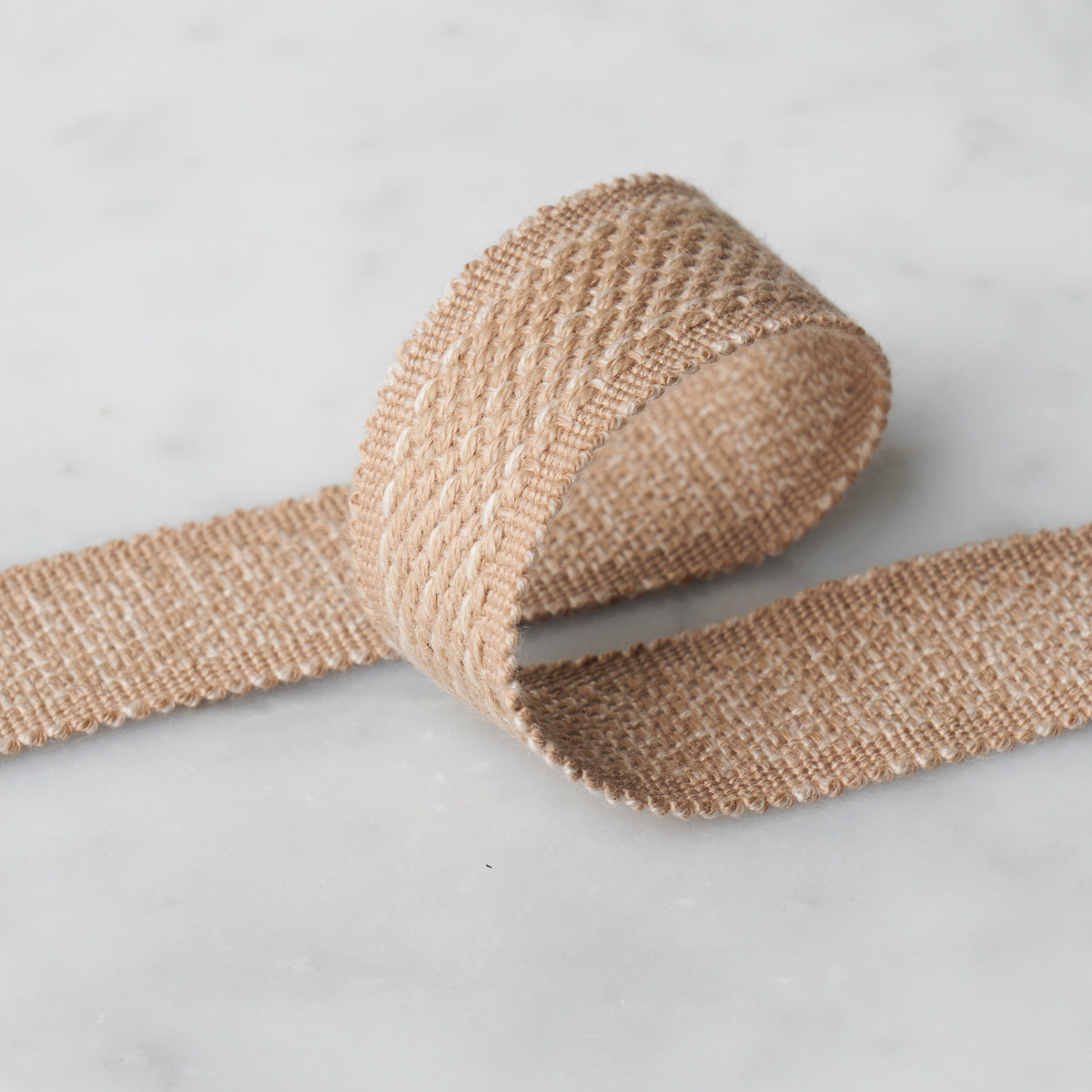 CARDIFF-TAPE-MEDIUM-SAND-SCHUMACHER-83391 - Schumacher Recortar
