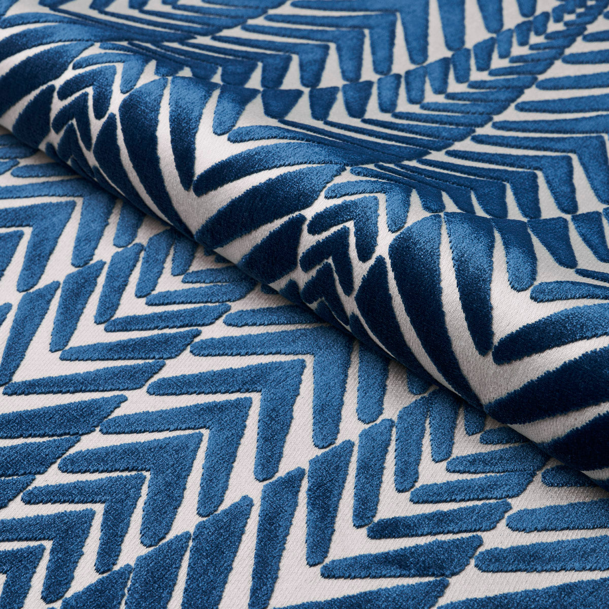 ZEBRA-VELVET-SILVER-BLUE-SCHUMACHER-83400 - Schumacher Tela