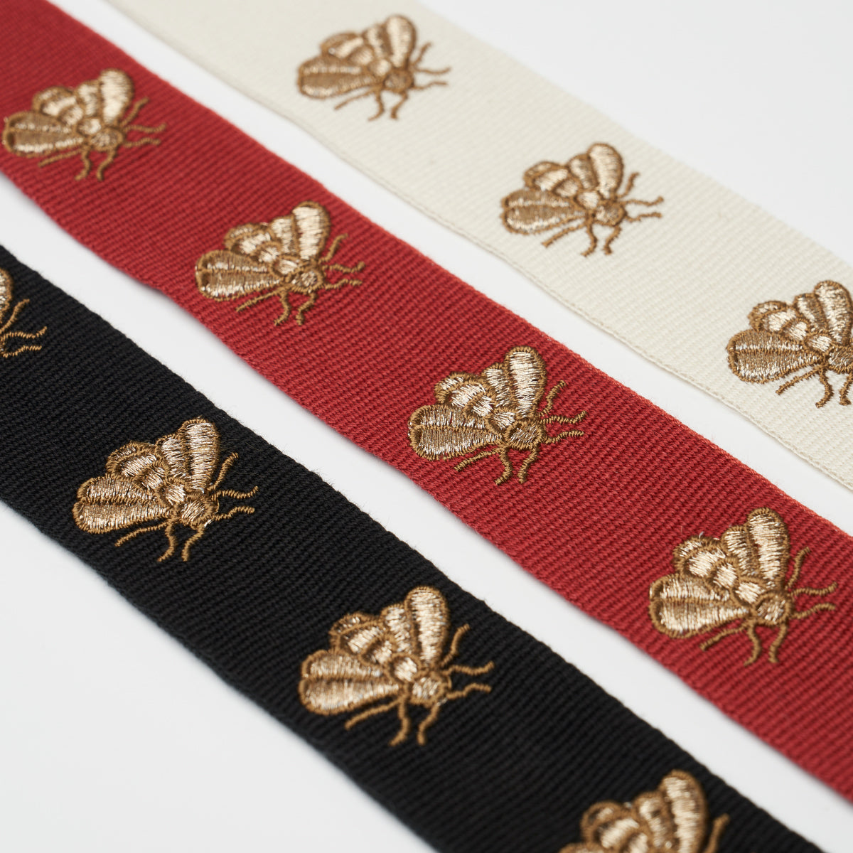 HUBERTS-BEES-TAPE-IVORY-GOLD-SCHUMACHER-83532 - Schumacher Trim