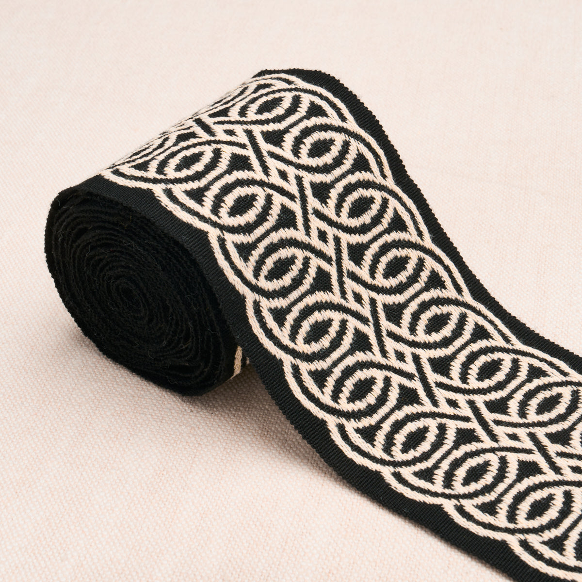 INFINITO-INDOOR-OUTDOOR-TRIM-BLACK-SCHUMACHER-83540 - Schumacher Recortar