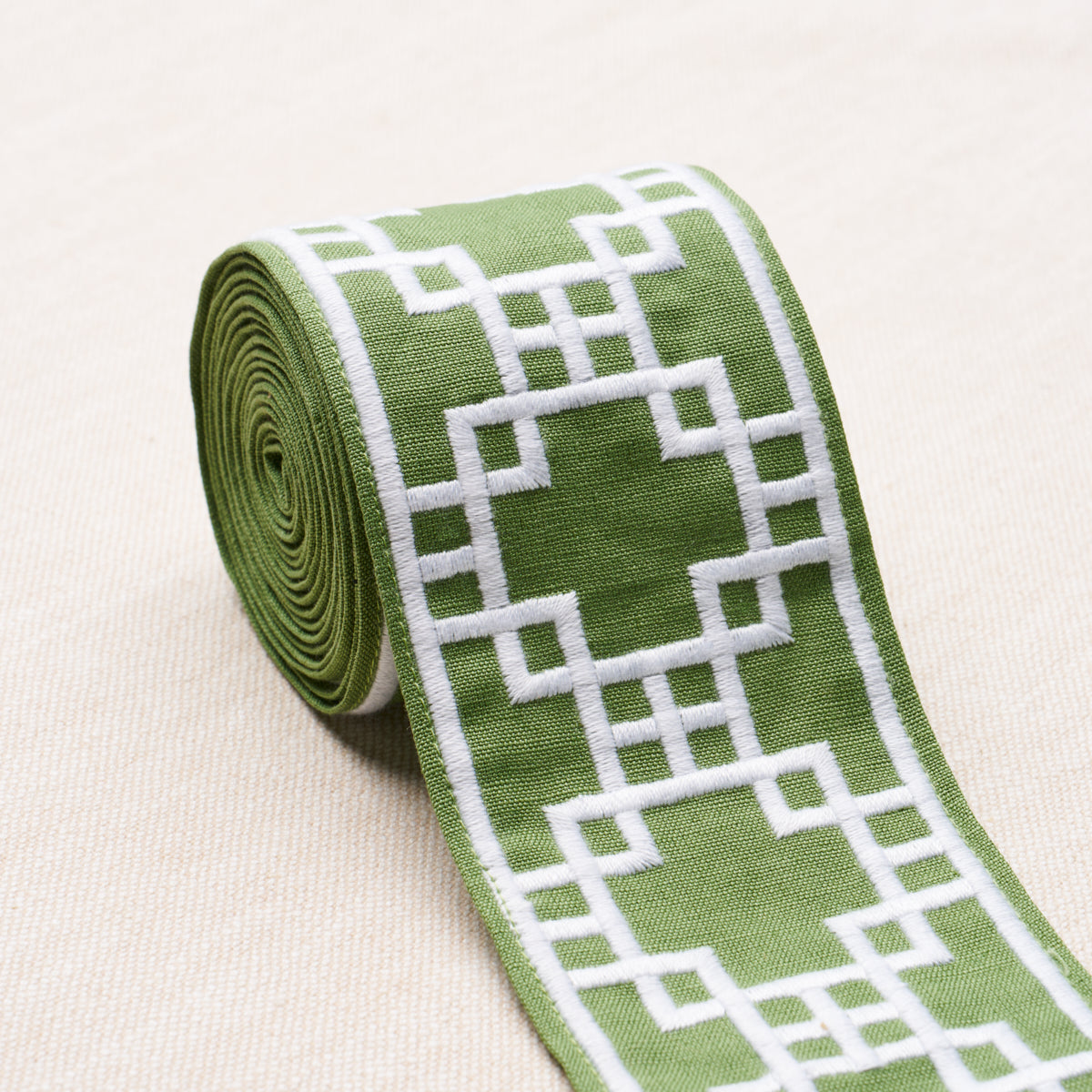SQUARED-AWAY-TRELLIS-TAPE-GREEN-SCHUMACHER-83590 - Schumacher Recortar