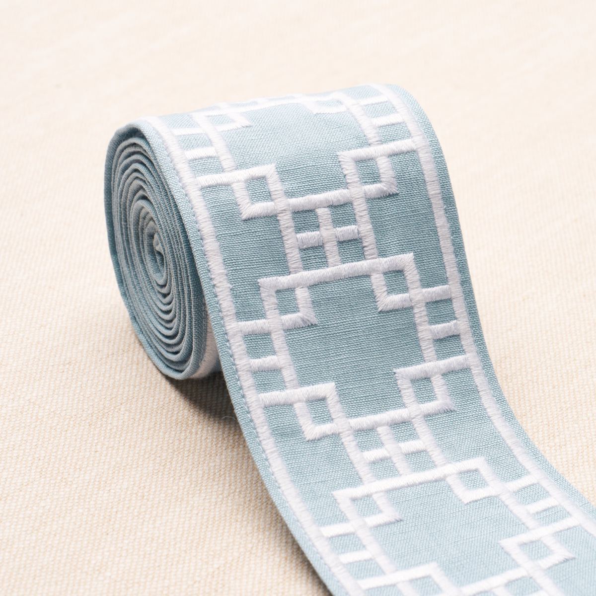 SQUARED-AWAY-TRELLIS-TAPE-SKY-SCHUMACHER-83591 - Schumacher Recortar