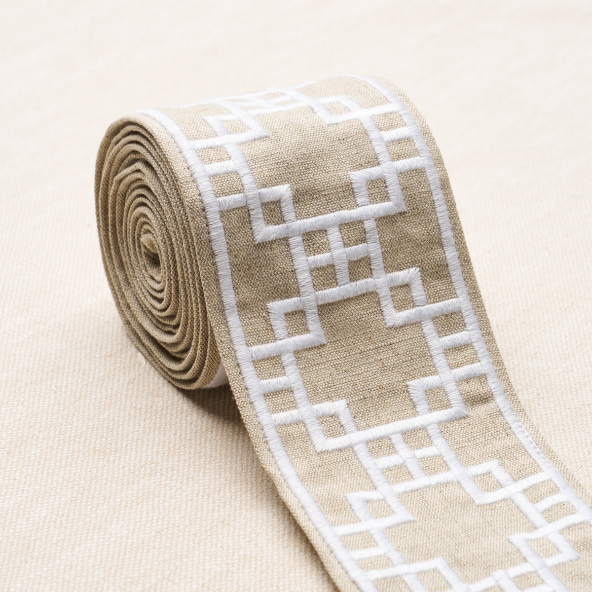 SQUARED-AWAY-TRELLIS-TAPE-NATURAL-SCHUMACHER-83592 - Schumacher Recortar