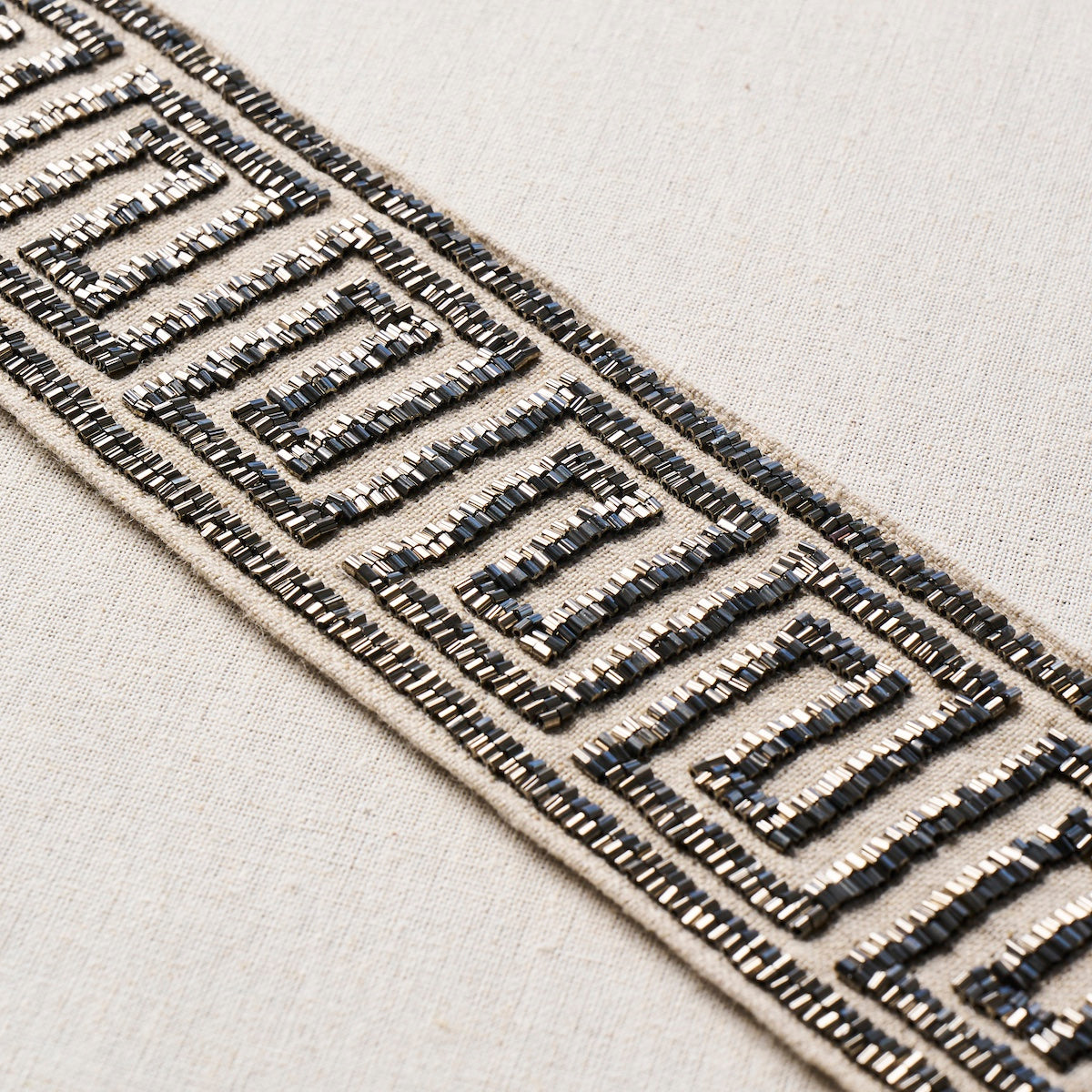 DELPHI-BEADED-TAPE-MERCURY-ON-NATURAL-SCHUMACHER-83640 - Schumacher Recortar