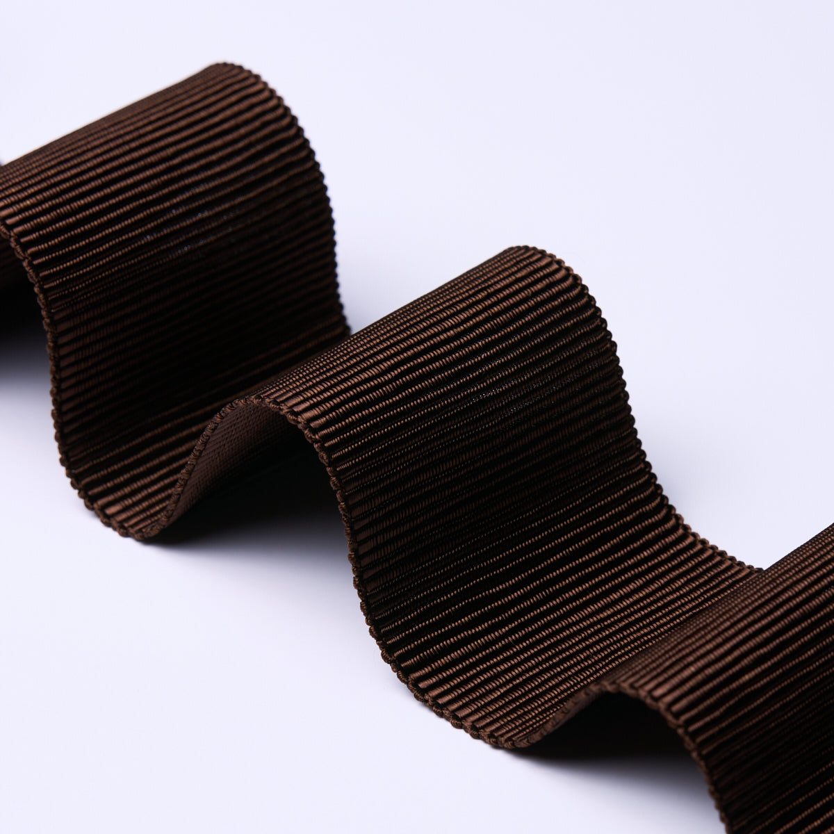 WIDE-FAILLE-TAPE-CHOCOLATE-SCHUMACHER-83873 - Schumacher Recortar
