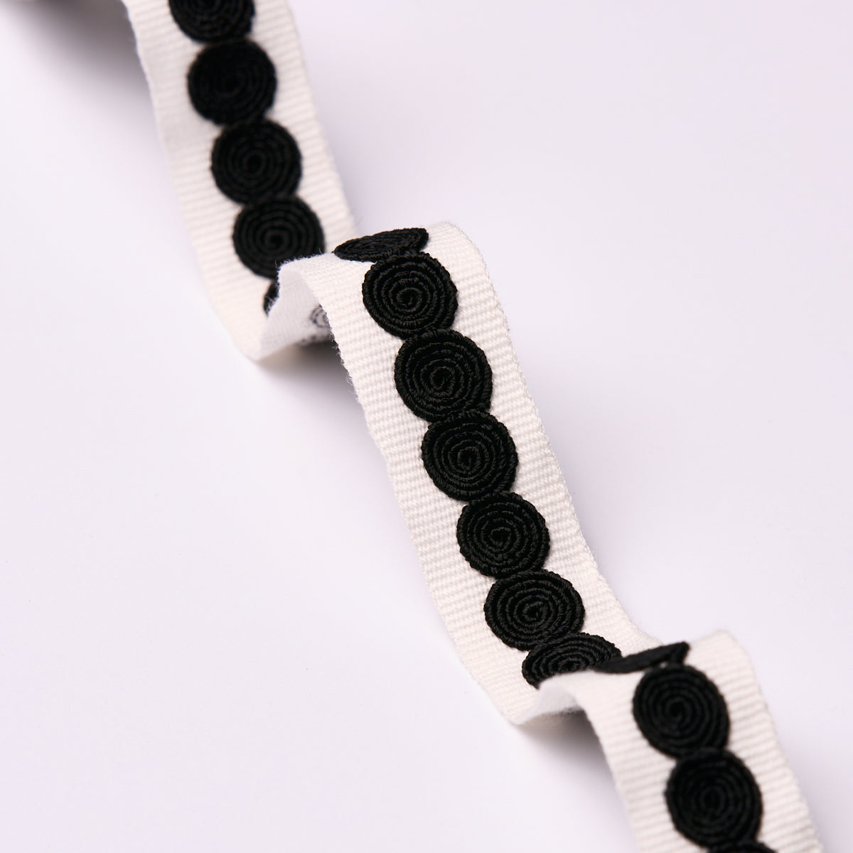 CASTILLE-TAPE-NARROW-BLACK-ON-IVORY-SCHUMACHER-83883 - Schumacher Recortar