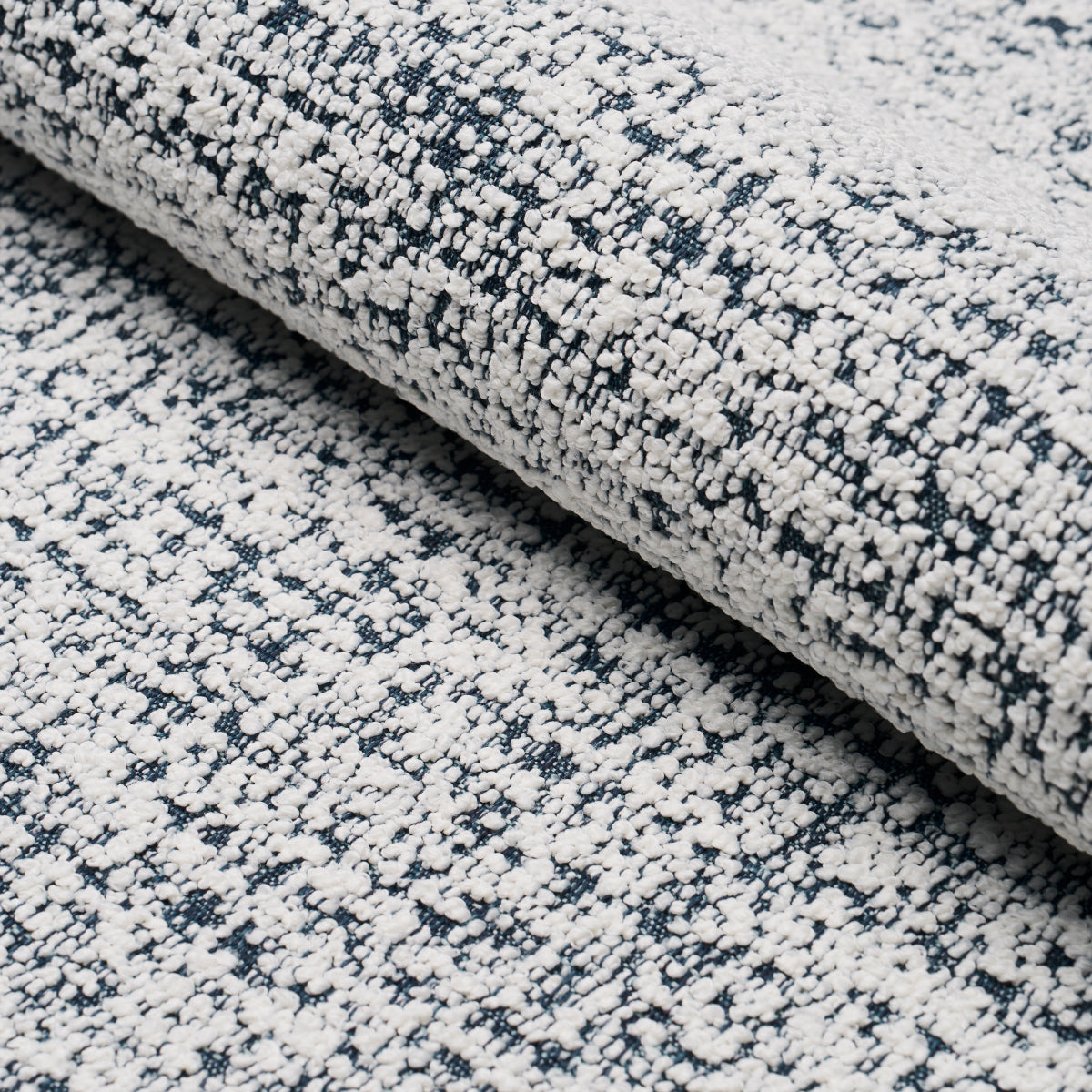 ZUZU-INDOOR-OUTDOOR-WHITE-ON-NAVY-SCHUMACHER-84202 - Schumacher Tela