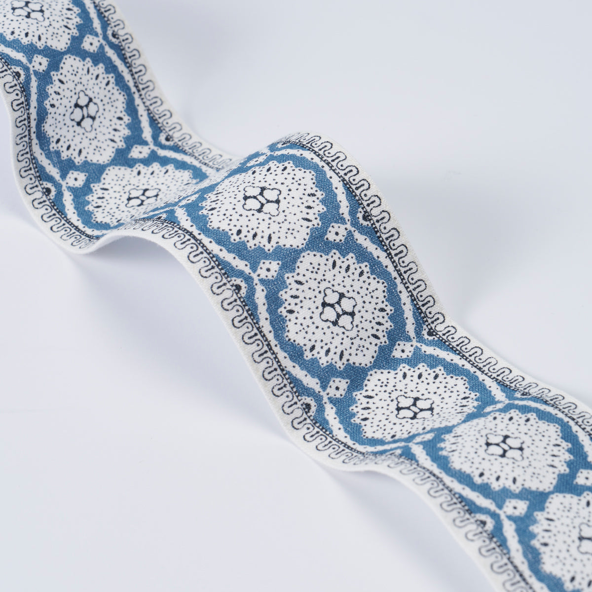 MAXIMILIAN-TAPE-BLUE-SCHUMACHER-84330 - Schumacher Recortar