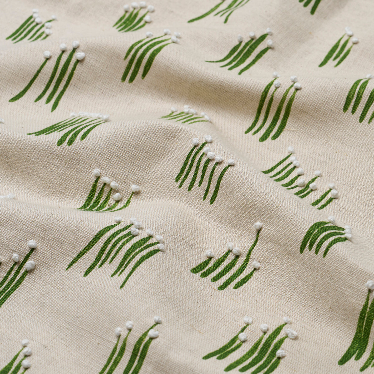 MEADOW-BUTTON-HAND-EMBROIDERY-NEUTRAL-SCHUMACHER-84391 - Schumacher Tela
