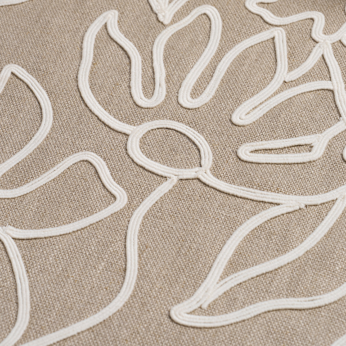 LOLA-EMBROIDERY-FLAX-SCHUMACHER-84410 - Schumacher Tela