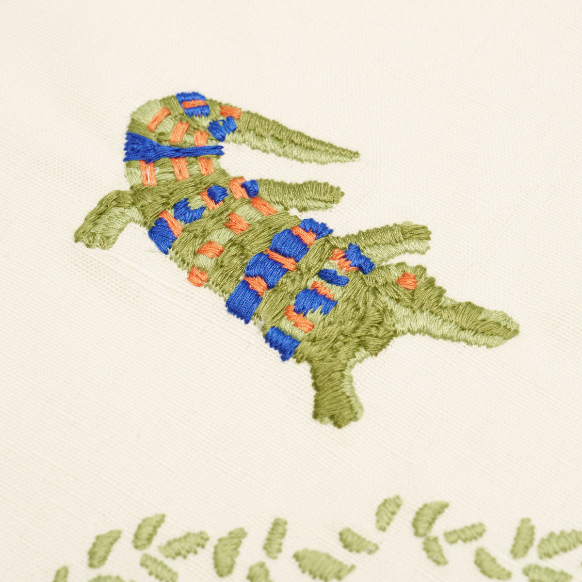 REPTILIA-EMBROIDERY-BRIGHT-MULTI-ON-IVORY-SCHUMACHER-84540 - Schumacher Tela