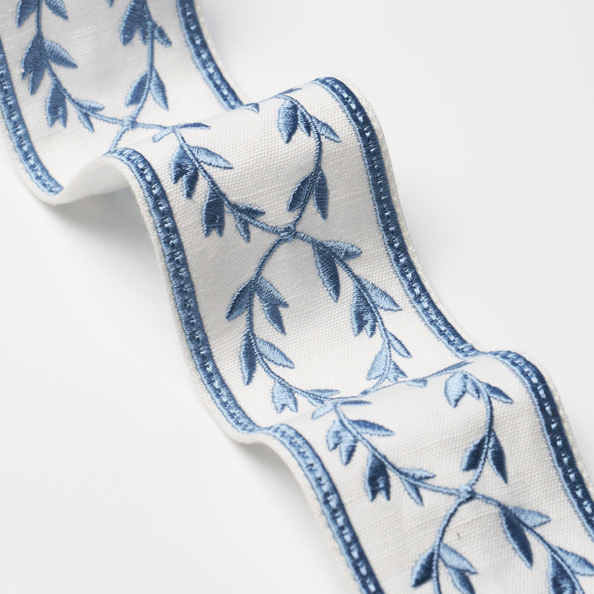 MAISON-VINE-PORCELAIN-SCHUMACHER-84573 - Schumacher Trim