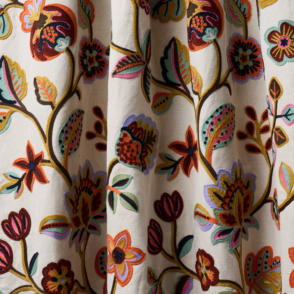 LOULOU-EMBROIDERY-JEWEL-SCHUMACHER-84750 - Schumacher Tela