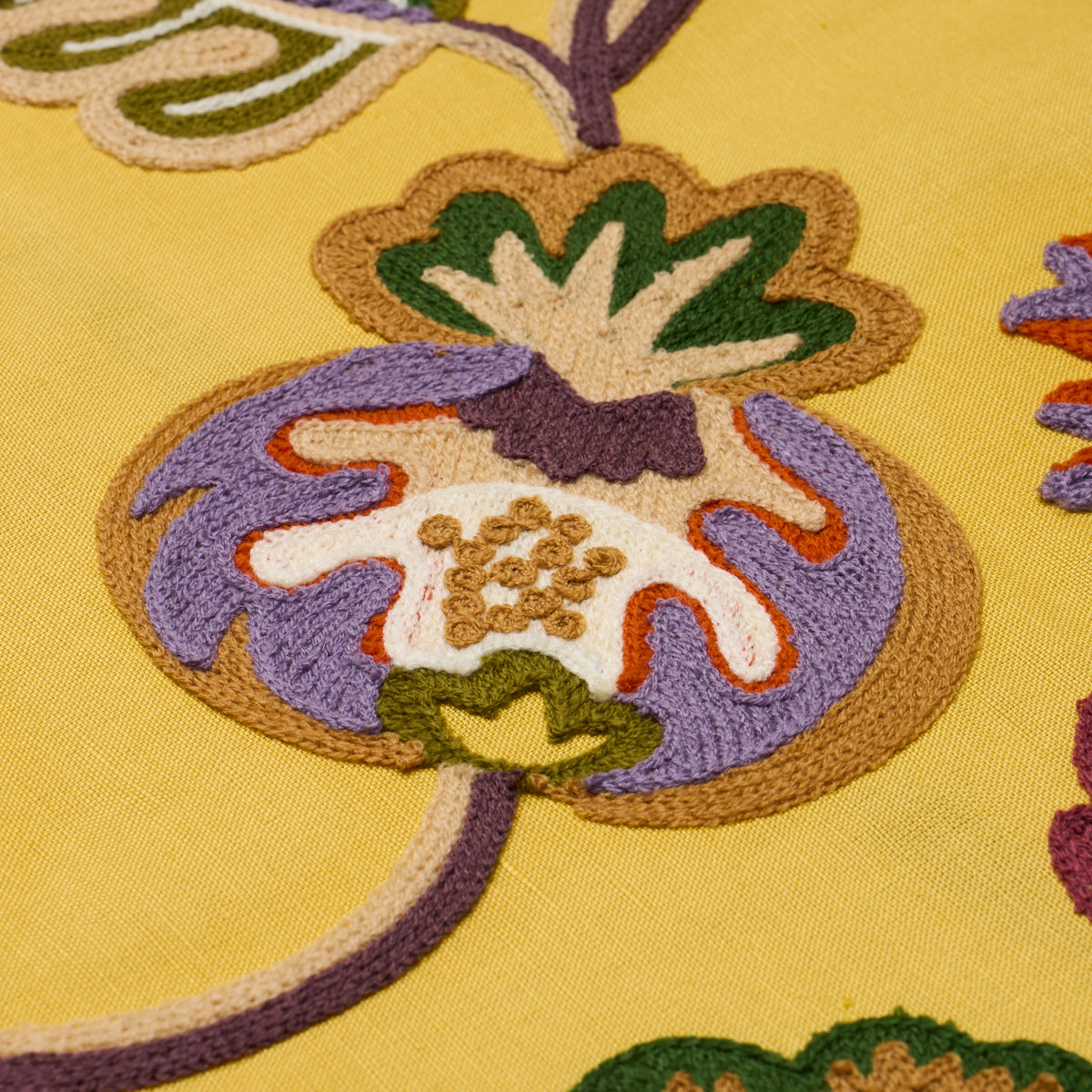 LOULOU-EMBROIDERY-MARIGOLD-SCHUMACHER-84751 - Schumacher Tela