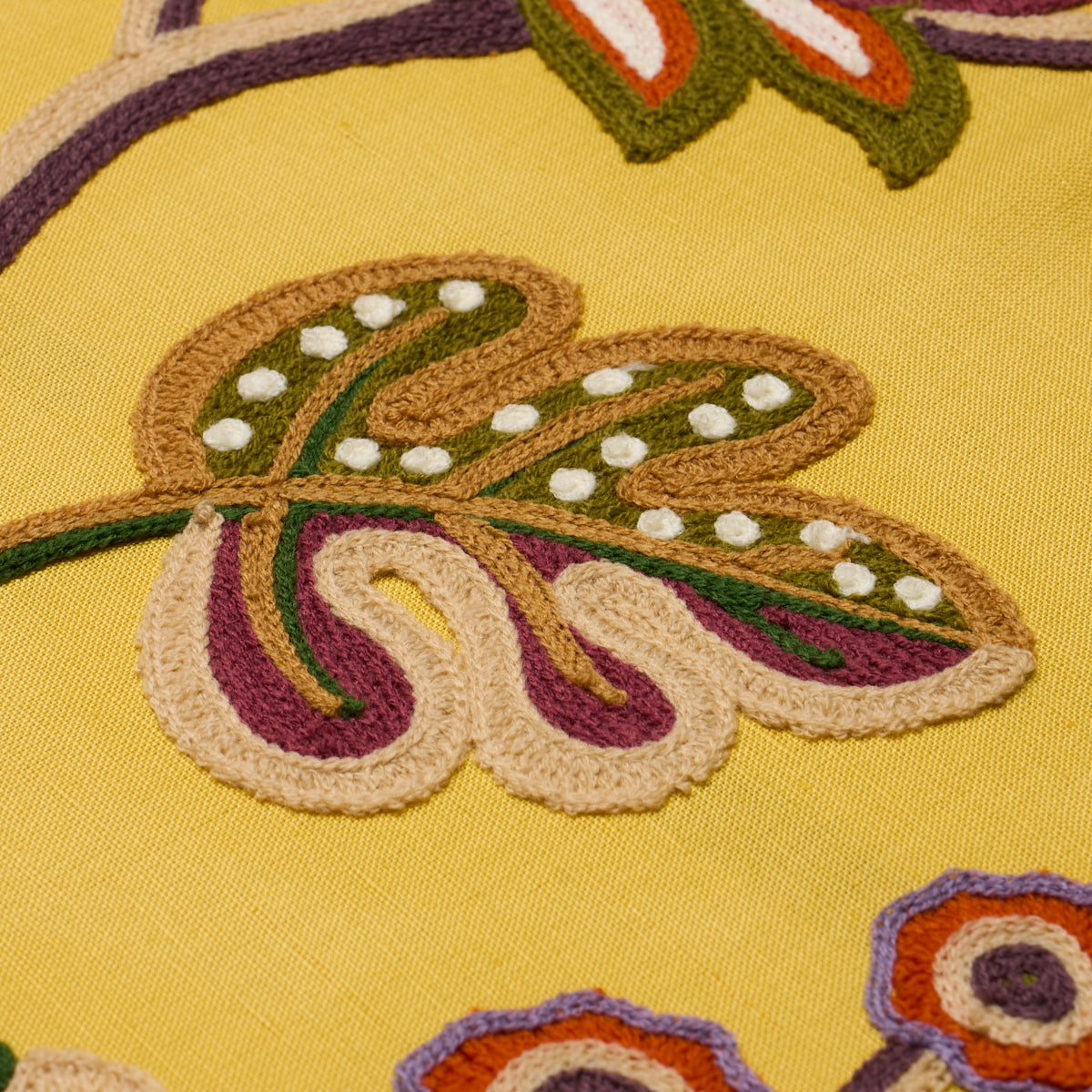 LOULOU-EMBROIDERY-MARIGOLD-SCHUMACHER-84751 - Schumacher Tela