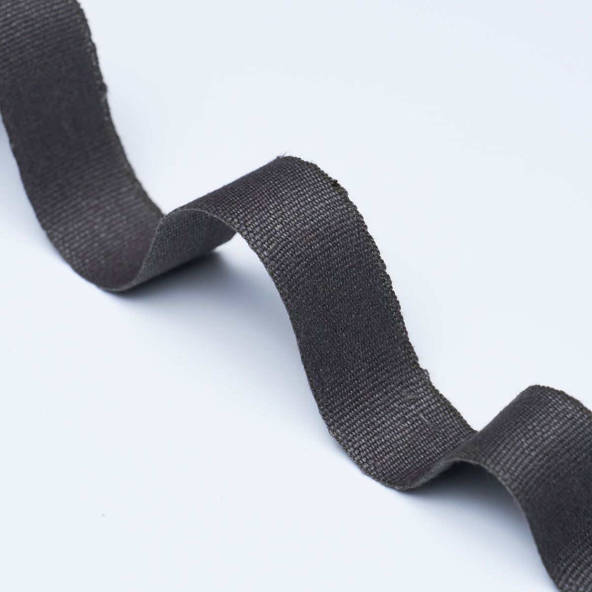 MATHIAS-LINEN-TAPE-MEDIUM-CHARCOAL-SCHUMACHER-85230 - Schumacher Recortar