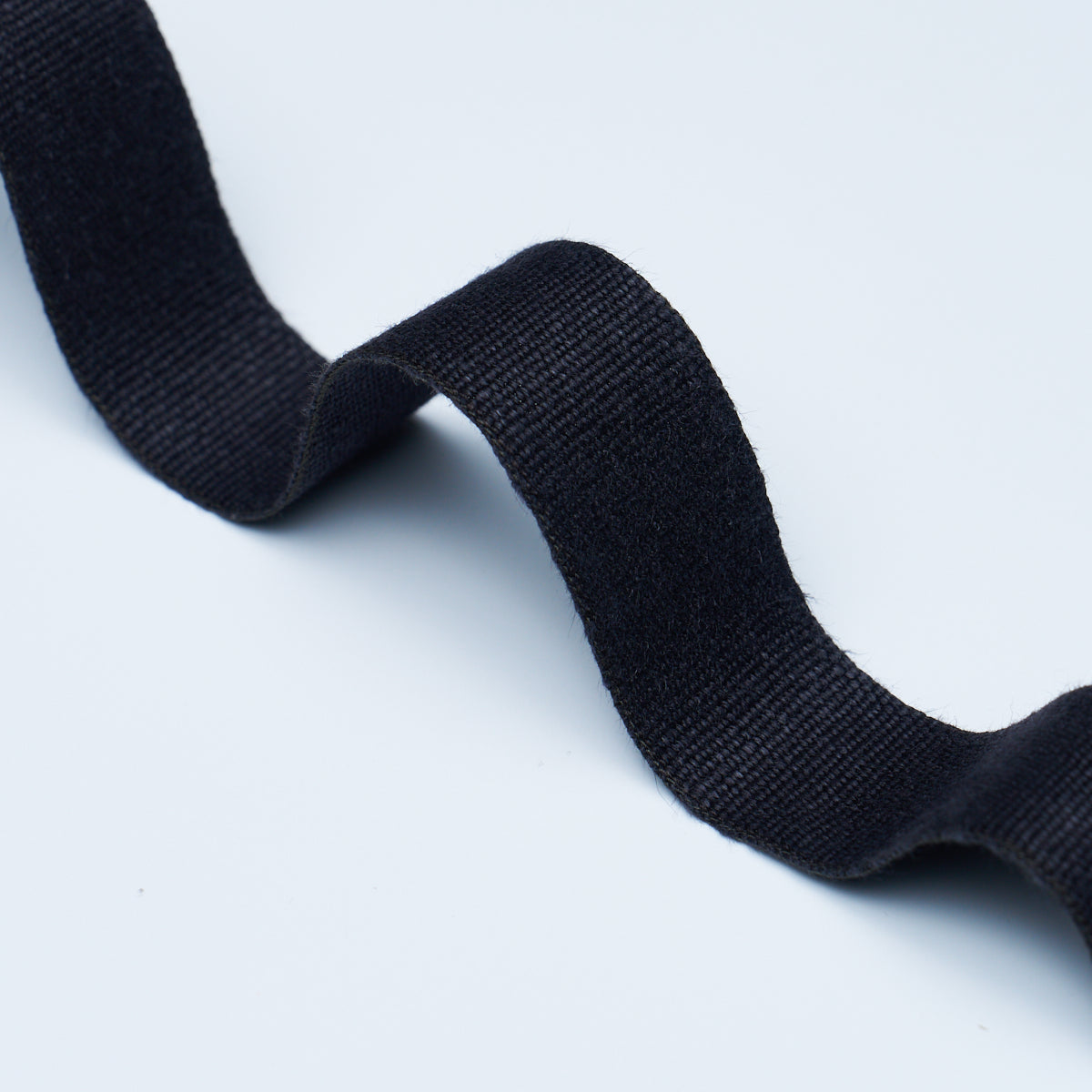 MATHIAS-LINEN-TAPE-MEDIUM-BLACK-SCHUMACHER-85232 - Schumacher Recortar