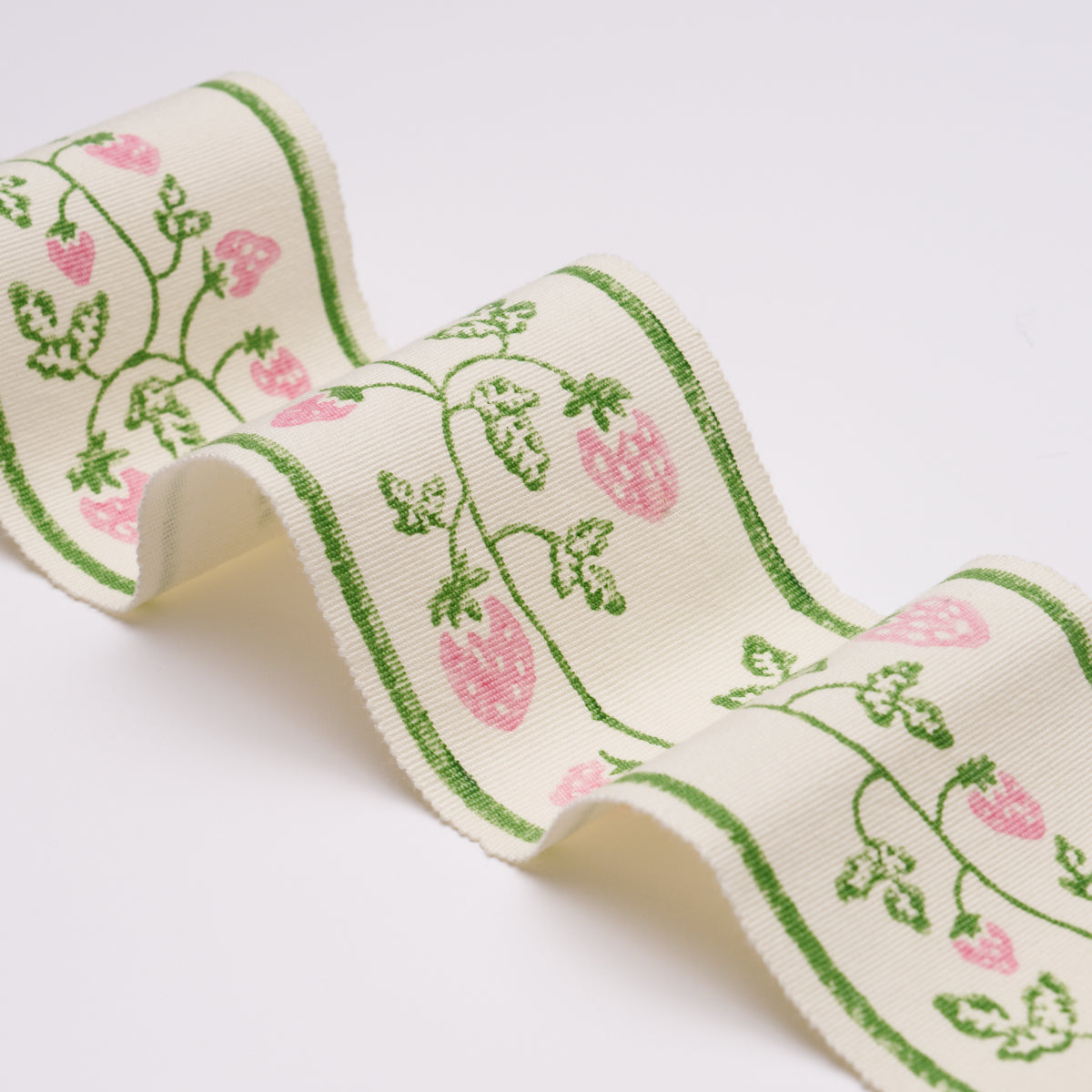 STRAWBERRY-TRAIL-HAND-BLOCK-TRIM-GREEN-SCHUMACHER-85461 - Schumacher Trim