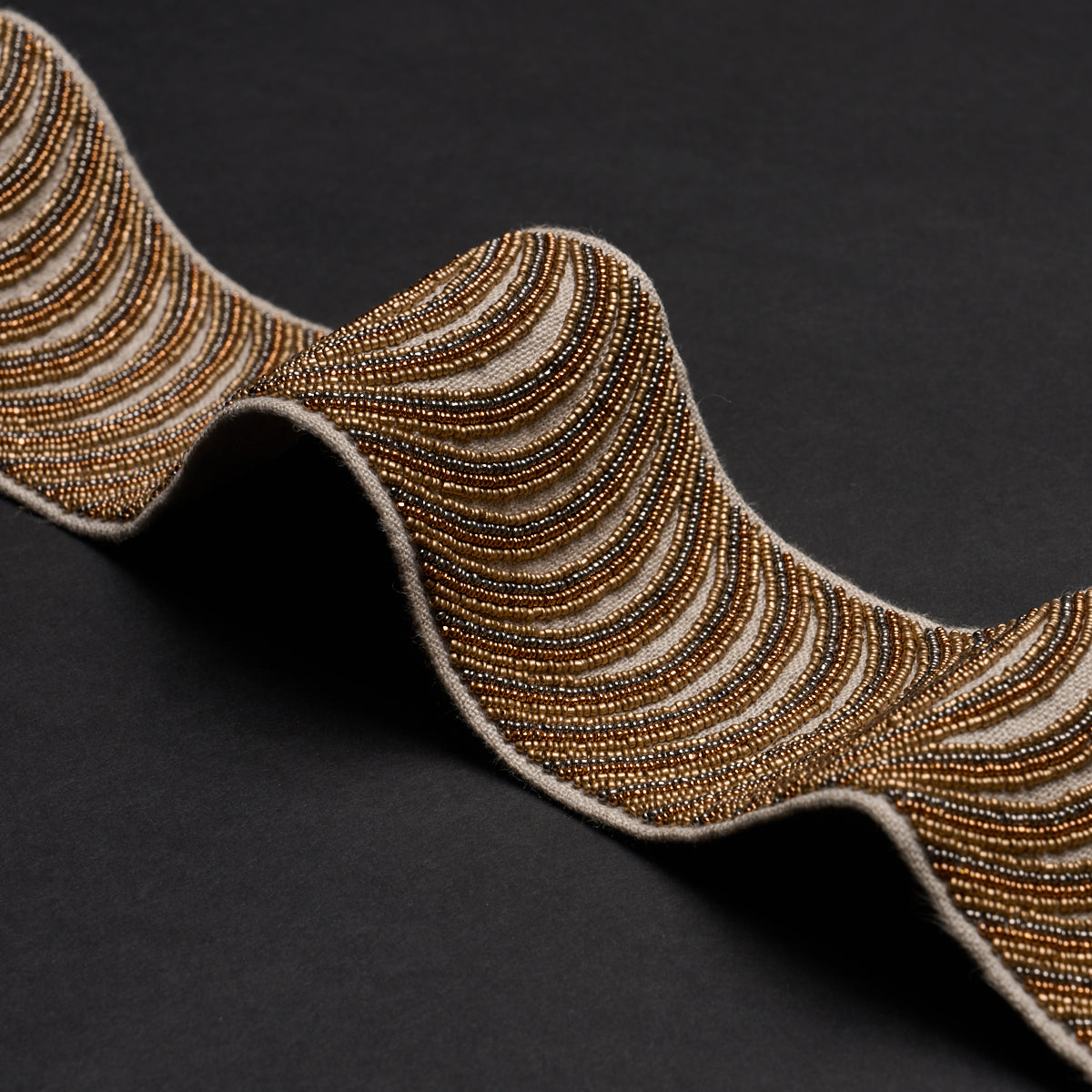 ZIEGFELD-HAND-BEADED-TAPE-GILT-SCHUMACHER-85571 - Schumacher Recortar