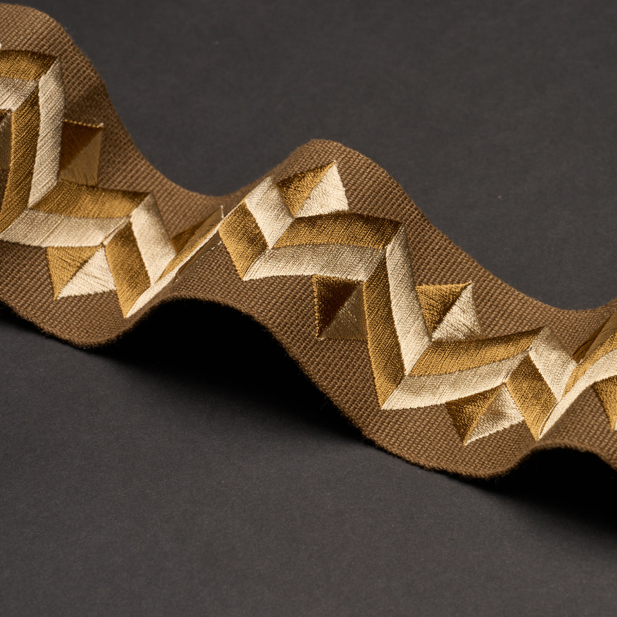 ZIGZAG-MODERNE-TAPE-TIGERS-EYE-SCHUMACHER-85581 - Schumacher Recortar
