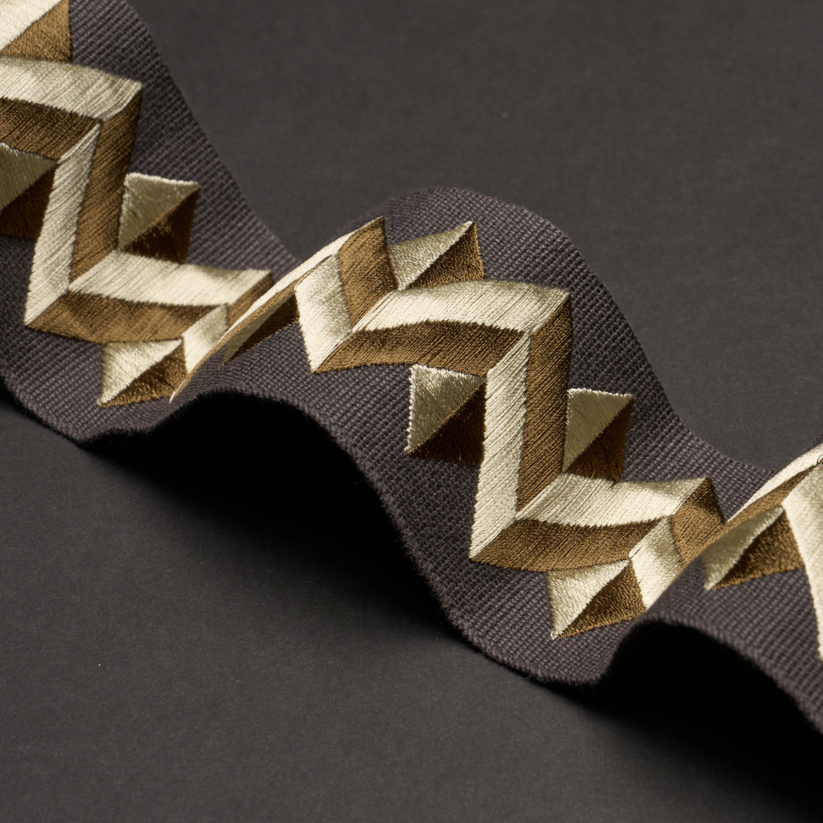 ZIGZAG-MODERNE-TAPE-ONYX-SCHUMACHER-85582 - Schumacher Recortar