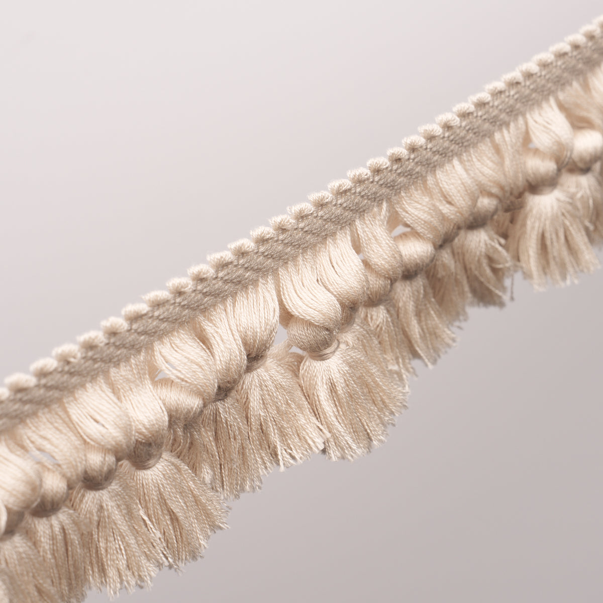 ROSALIND-TASSEL-TRIM-NATURAL-SCHUMACHER-85681 - Schumacher Recortar