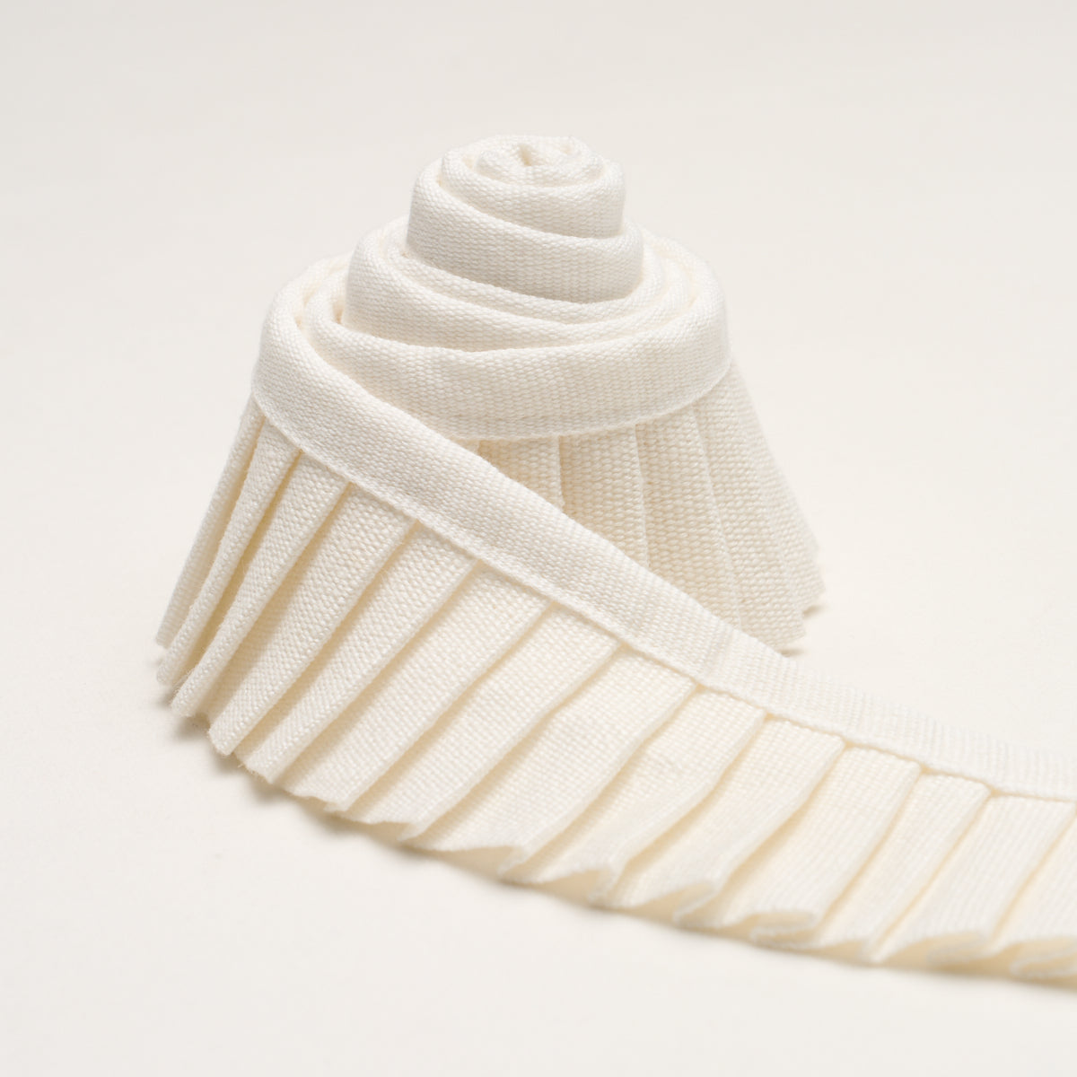 CLARA-PLEATED-TAPE-IVORY-SCHUMACHER-85962 - Schumacher Recortar