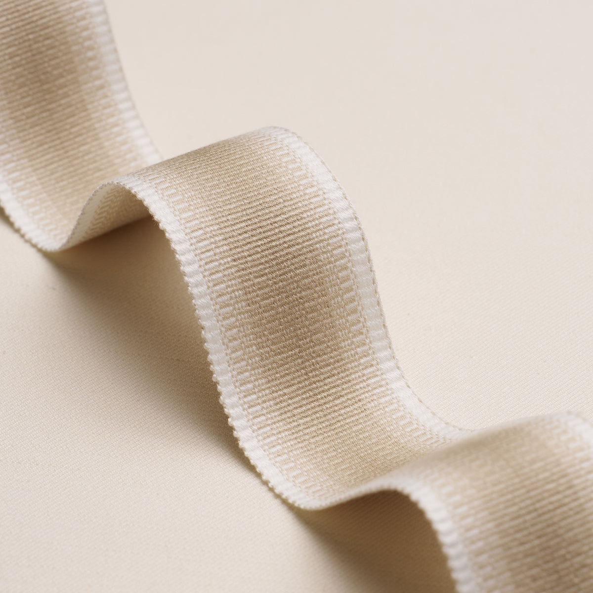 BELTON-TAPE-NARROW-NATURAL-SCHUMACHER-86173 - Schumacher Recortar