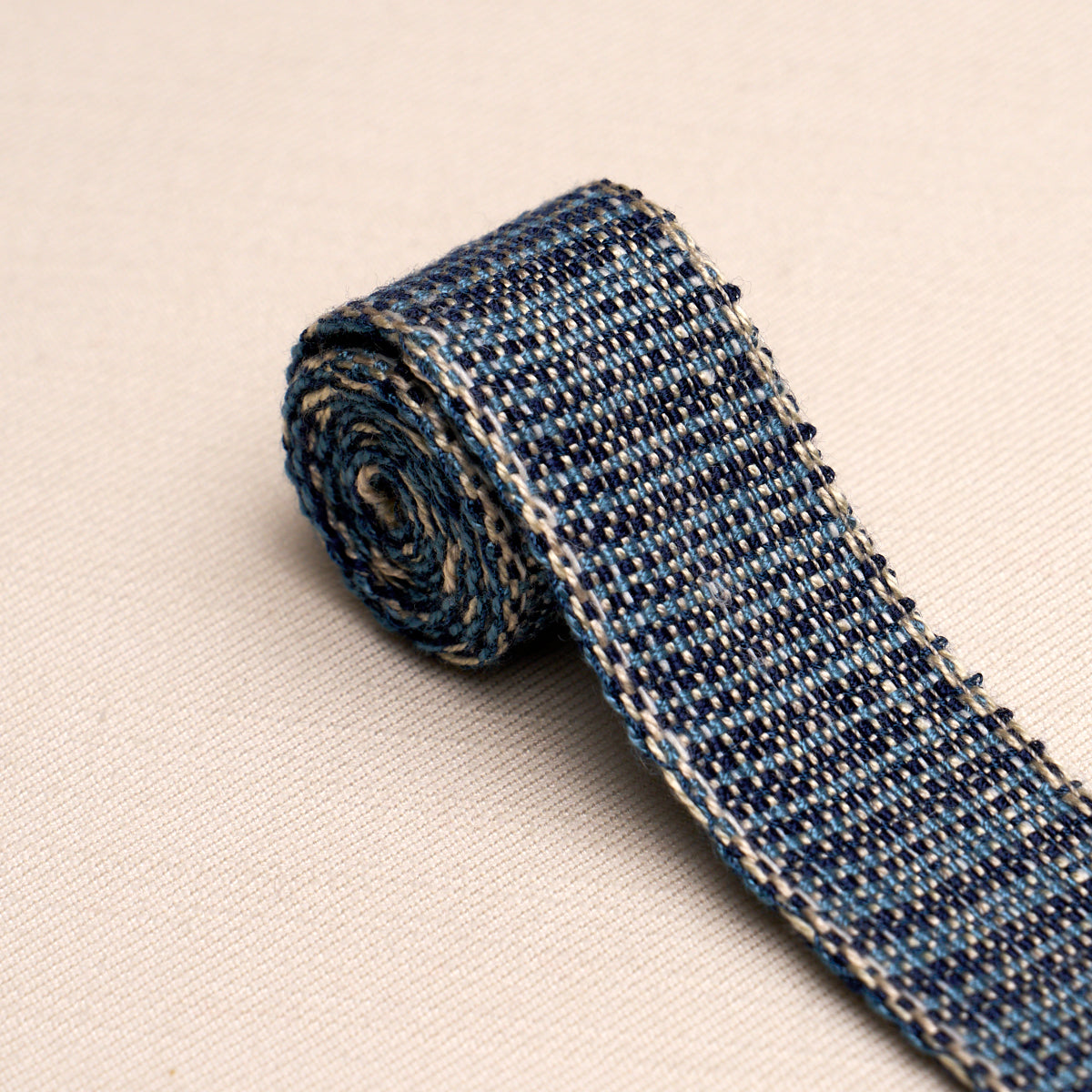 TWEED-TAPE-NARROW-INDIGO-SCHUMACHER-86200 - Schumacher Recortar