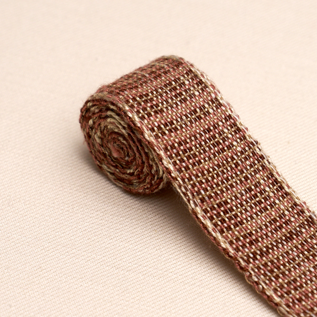 TWEED-TAPE-NARROW-BROWN-SCHUMACHER-86204 - Schumacher Recortar