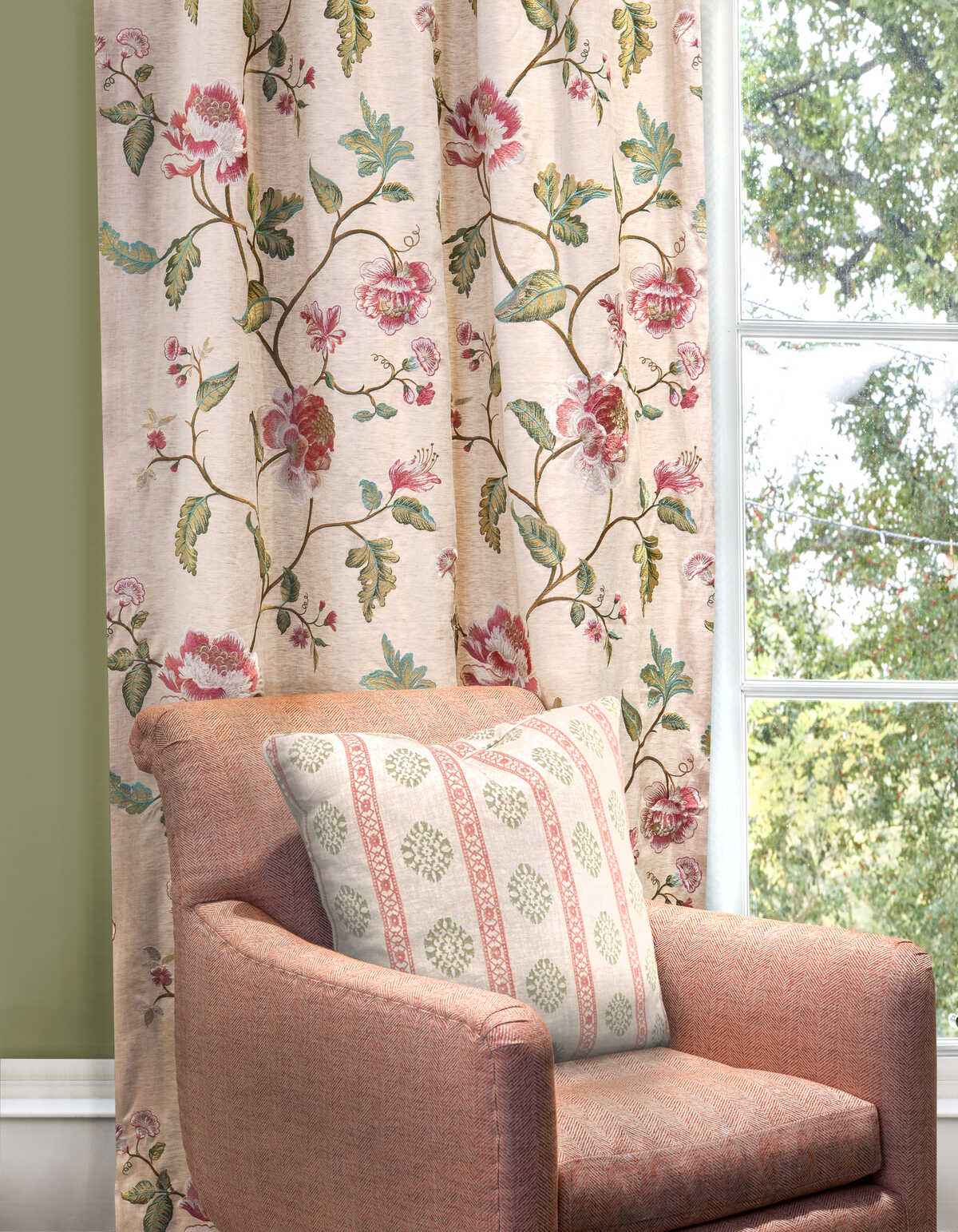 Bp1082150 Alma Red Green G P J Baker Fabric - G P & J BAKER Fabric
