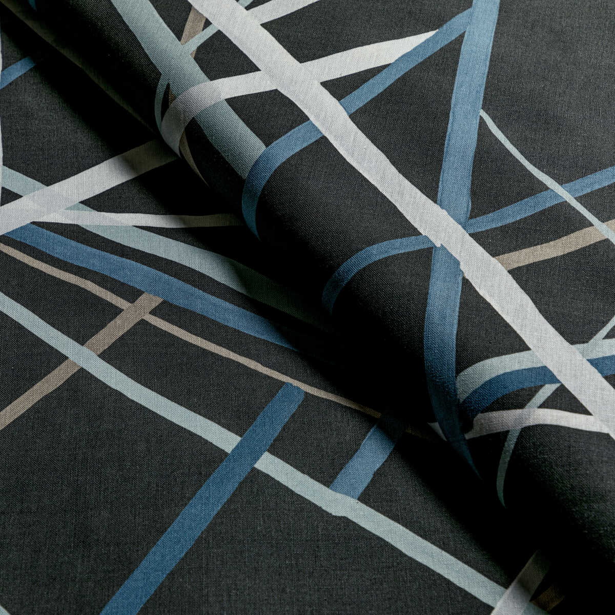 Simpatico Print - Raven - LEE JOFA MODERN Fabric