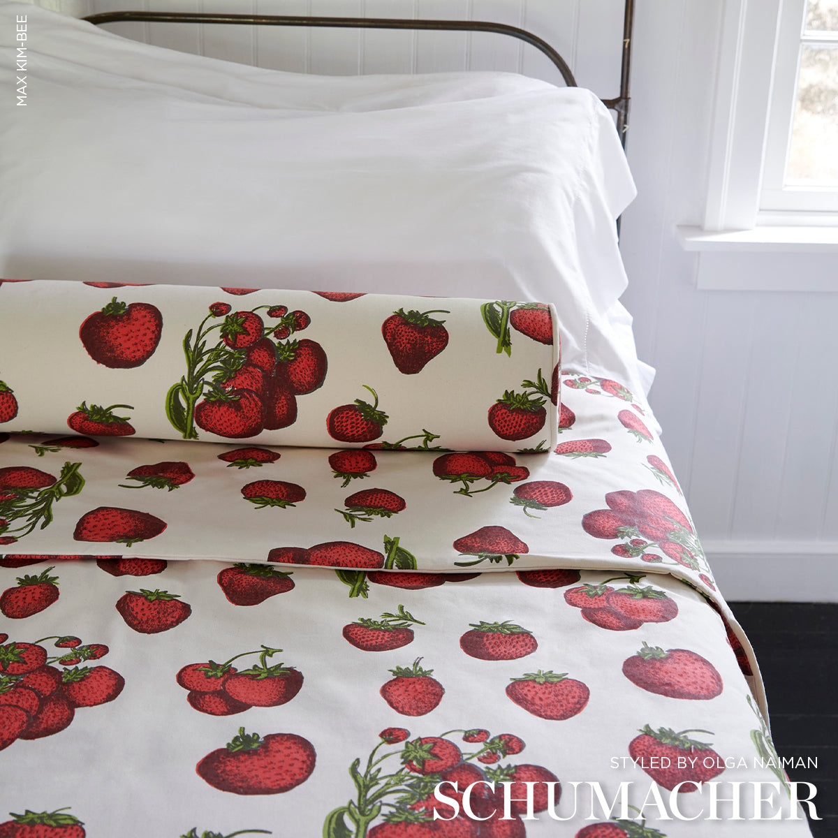 STRAWBERRY-FIELDS-RED-SCHUMACHER-TL400081 - Schumacher Fabric