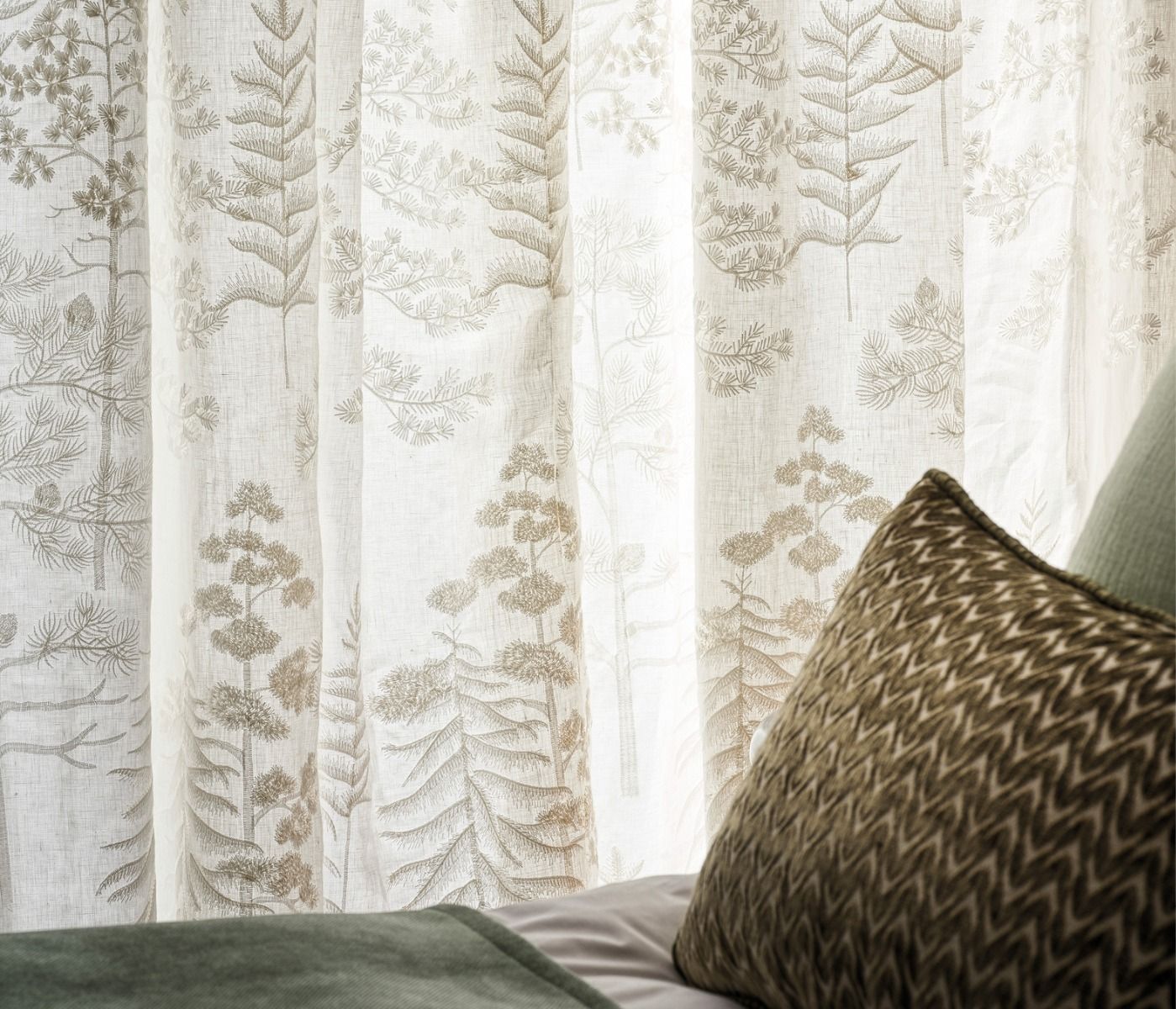 Ananda Vana Sheer Ivory - Osborne & Little - F8028-01 Fabric