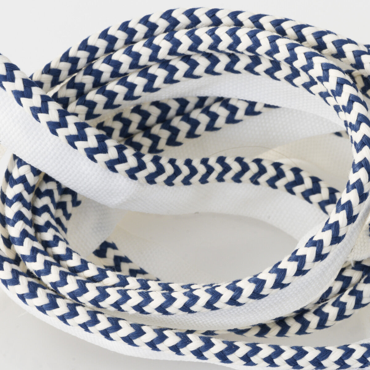 amt10007500-caprese-navy-kravet-couture