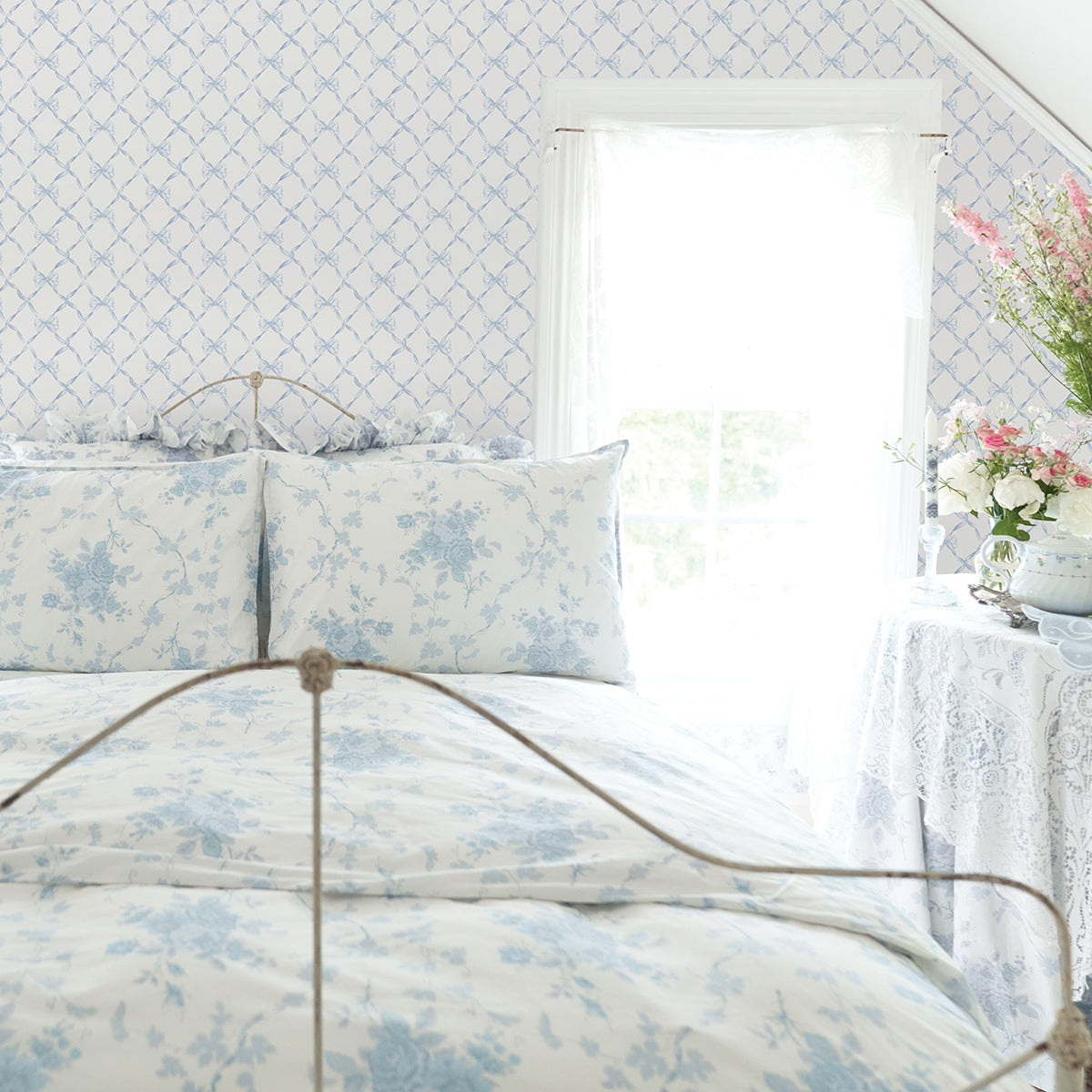 baby-bow-light-blue-ribbon-trellis-wallpaper-york-wallcoverings-ast4168