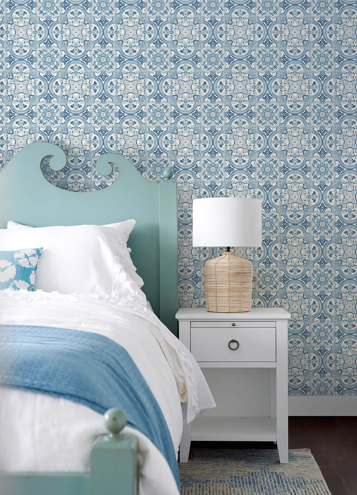concord-blue-medallion-wallpaper-york-wallcoverings-3124-13962 - York Wallcoverings Wallpaper