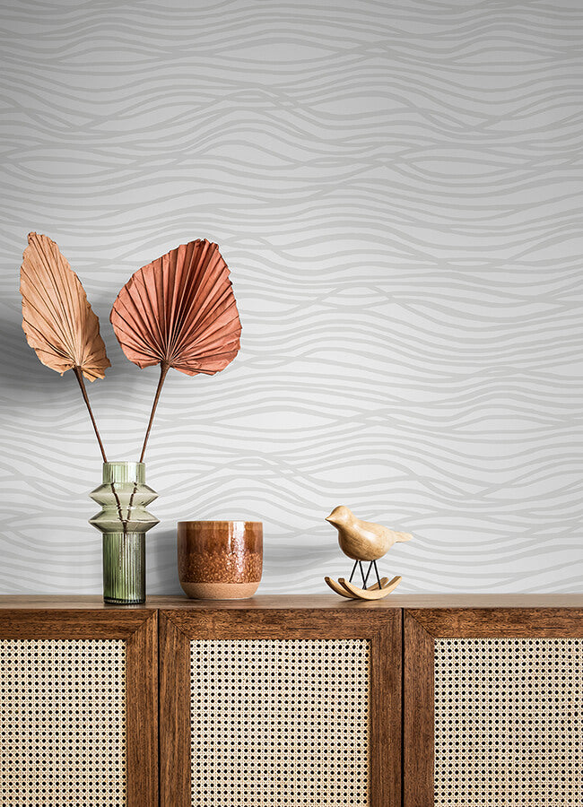 galyn-white-pearlescent-wave-wallpaper-york-wallcoverings-4121-72206 - York Wallcoverings Papel pintado