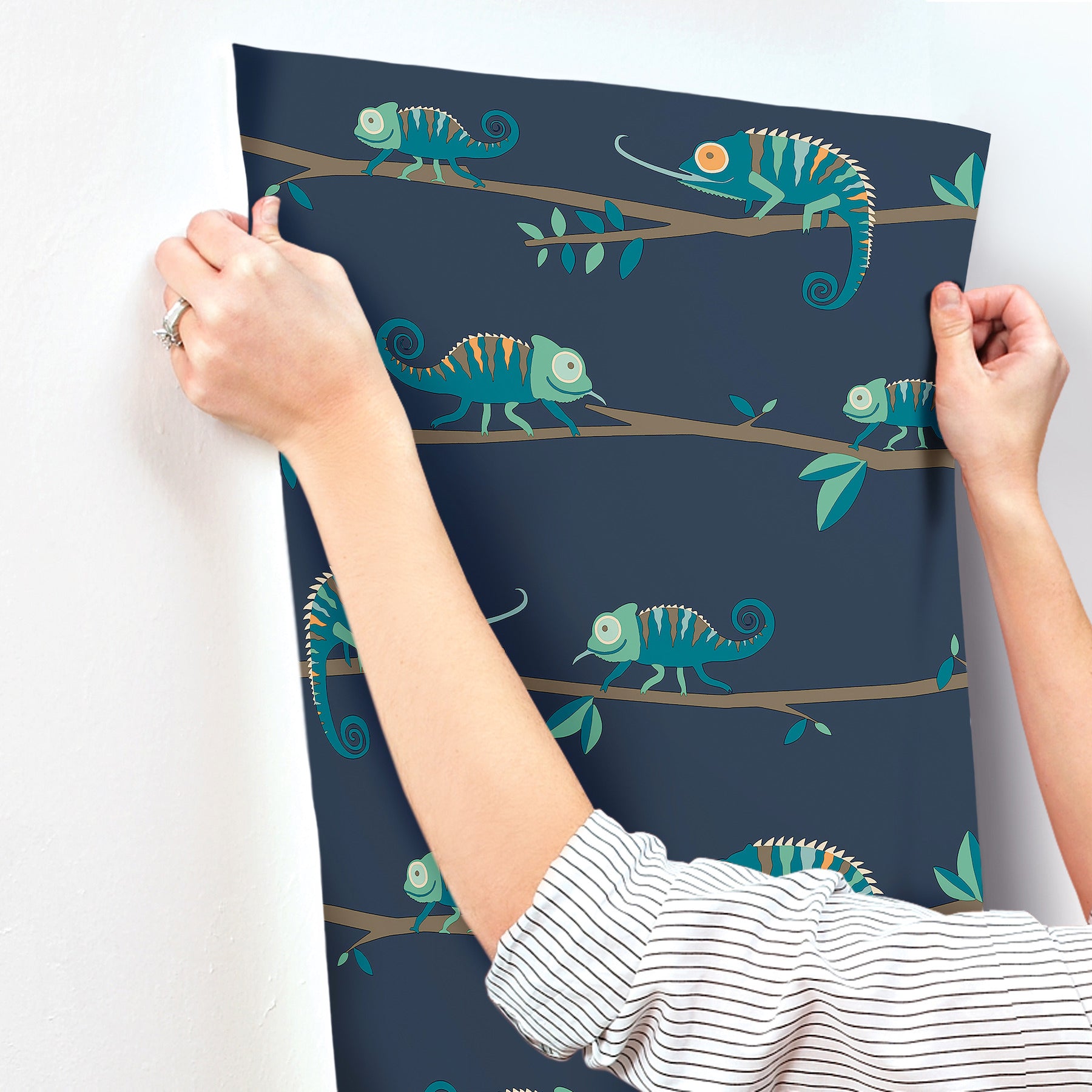 chameleon-family-navy-canopy-stroll-wallpaper-york-wallcoverings-4203-27560 - York Wallcoverings Papel pintado