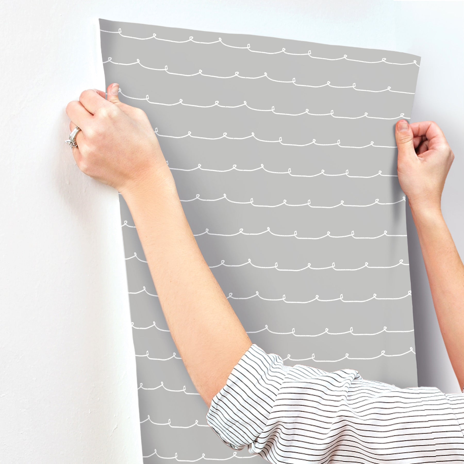 wiggle-line-grey-stripe-wallpaper-york-wallcoverings-4203-27570 - York Wallcoverings Papel pintado